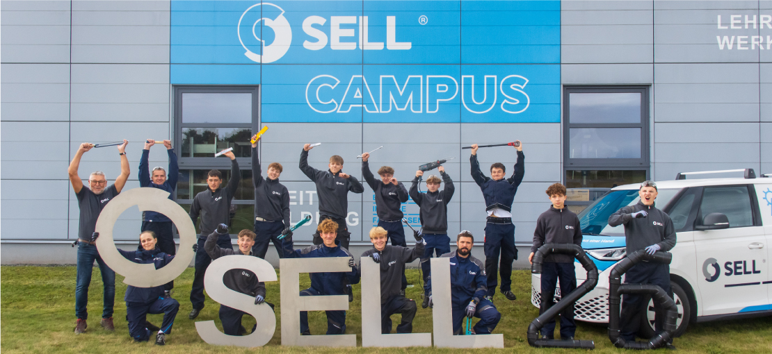 Sell-GmbH-Azubis-und-Dualstudenten-2026-vor-unserem-Campus- Sell GmbH Azubis und Dualstudenten 2026 vor unserem Campus