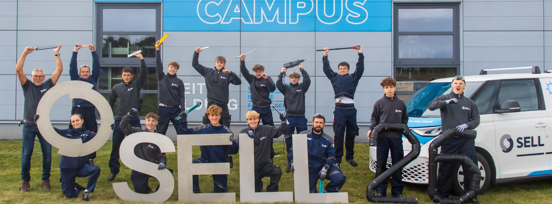 Sell GmbH Azubis und Dualstudenten 2026 vor unserem Campus