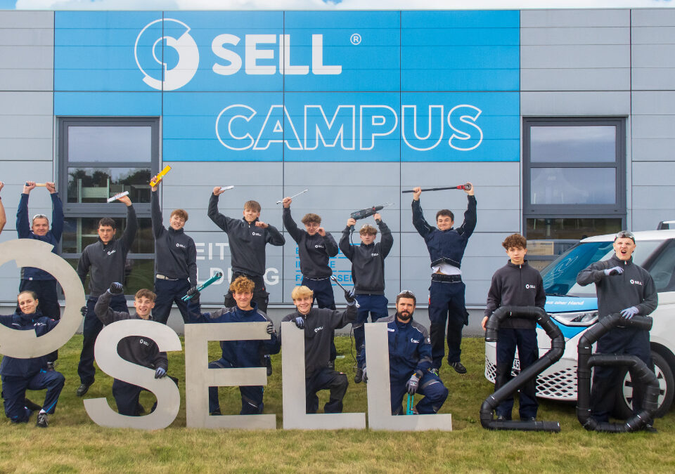 Sell GmbH Azubis und Dualstudenten 2026 vor unserem Campus