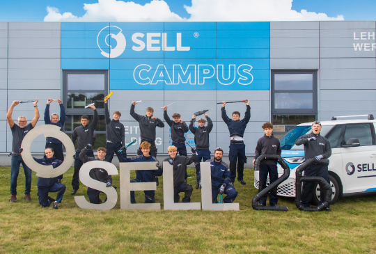 Sell-GmbH-Azubis-und-Dualstudenten-2026-vor-unserem-Campus Sell GmbH Azubis und Dualstudenten 2026 vor unserem Campus